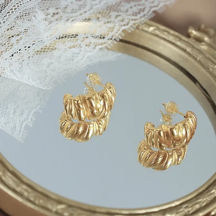 Croissant Look Folded Surface Earrings