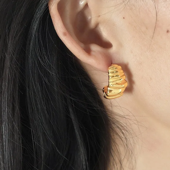 Croissant Look Folded Surface Earrings