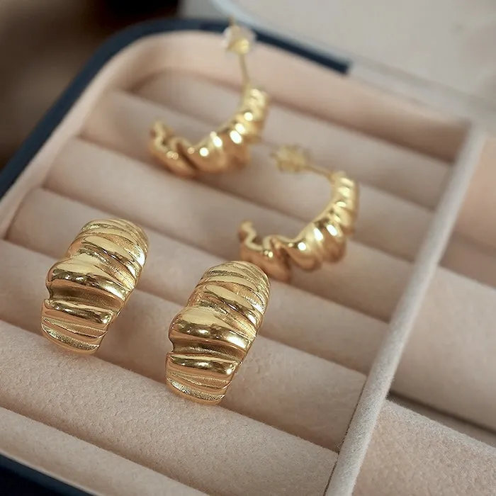 Croissant Look Folded Surface Earrings