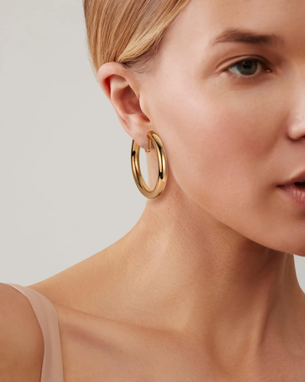 WOWORAMA Gold Clip On Hoop Earrings for Women - Classic Large Chunky Hoops - Non Pierced Minimalistic Clip Earrings